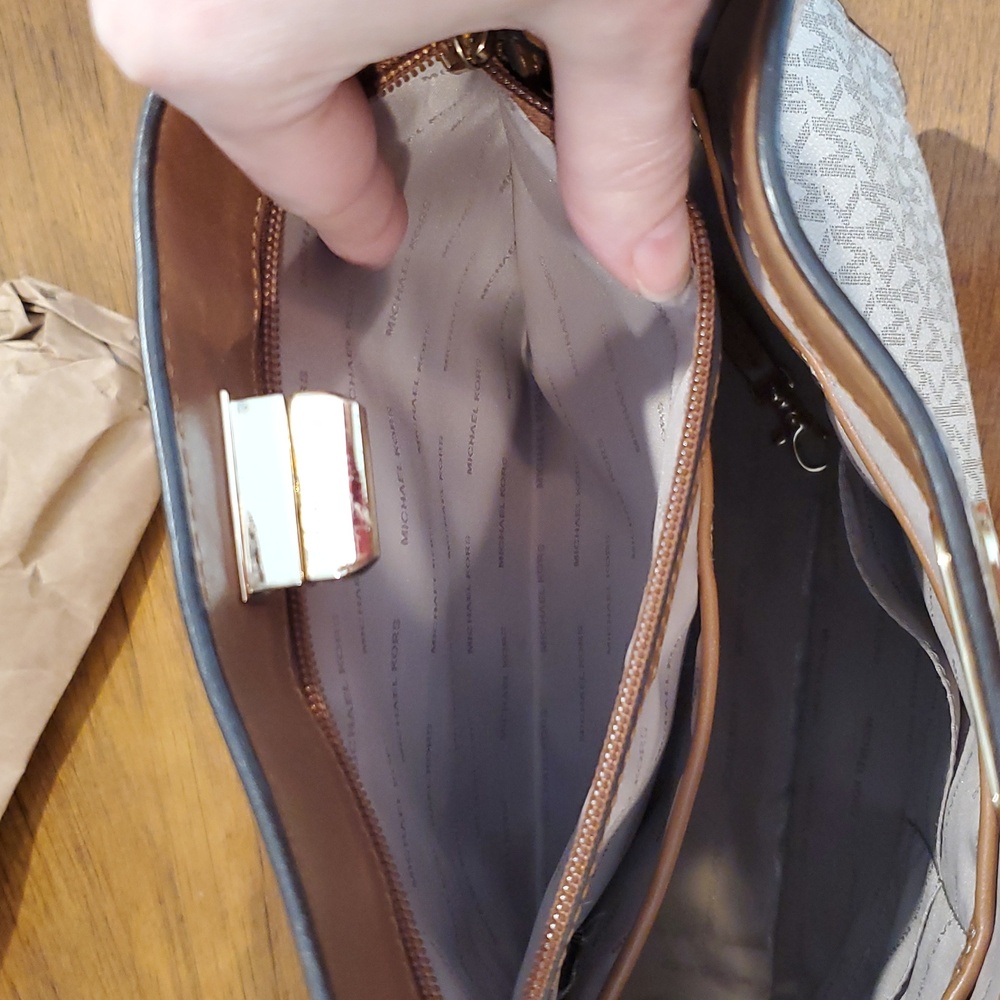 Like NEW Michael Kors Sullivan Messenger Bag Grommet Strap - Picture 10 of 12